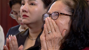 Xúc động hình ảnh người dân rơi nước mắt khi viếng Tổng Bí thư Nguyễn Phú Trọng