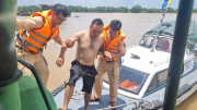 Cảnh sát đường thủy kịp thời cứu sống thuyền viên đuối nước trên sông