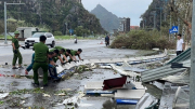 Công an Quảng Ninh lội bùn, nạo vét bùn đất giúp dân sau bão