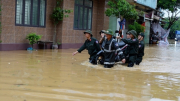 Những hình ảnh ấm lòng người dân Yên Bái trong mưa bão