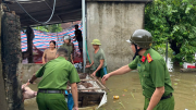 Công an ngoại thành Hà Nội đắp đê ngăn lũ, lội ruộng gặt lúa chống úng