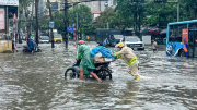 Nhiều tuyến phố Hà Nội biến thành “sông”, CSGT hỗ trợ người dân di chuyển phương tiện