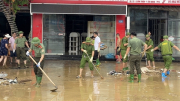 Công an Tuyên Quang dọn dẹp đường phố, giúp dân khắc phục hậu quả bão, lũ