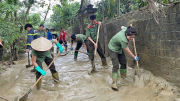 Lũ rút, Công an Vĩnh Phúc giúp người dân dọn dẹp nhà cửa