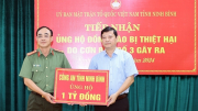 Công an tỉnh Ninh Bình trao tiền ủng hộ đồng bào bị thiệt hại do bão