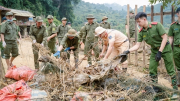 Công an tỉnh Sơn La giúp dân vệ sinh môi trường sau lũ