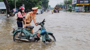 Công an TP Cần Thơ hỗ trợ người dân ứng phó triều cường