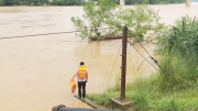 Công an xã cứu người đàn ông bị lũ sông Mã cuốn trôi 2km