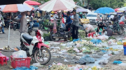 Cần giải pháp mạnh để chấm dứt nạn rác thải gây ô nhiễm xung quanh chợ đầu mối Hóc Môn