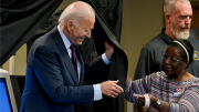 Đi bỏ phiếu sớm, Tổng thống Joe Biden nói gì khi được hỏi "ngọt ngào hay cay đắng"?