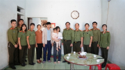 Trao tiền hỗ trợ thân nhân các gia đình cán bộ, chiến sĩ tử nạn bởi cơn bão số 3