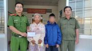 Công an xã hỗ trợ cháu bé đi lạc về với người thân