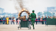 Chó nghiệp vụ từng cứu hộ Làng Nủ trình diễn tại Triển lãm Quốc phòng