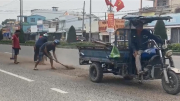 CSGT truy tìm, buộc tài xế xe benz phải thu gom cát, đá làm rơi xuống đường