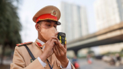 CSGT Hà Nội dùng camera ghi hình người vượt đèn đỏ và áp dụng mức phạt tăng nặng
