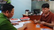 Công an thành phố Mỹ Tho trao trả tài sản bị cướp cho chủ tiệm vàng