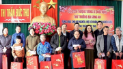 Thứ trưởng Lê Quốc Hùng tặng quà tết cho các hộ nghèo tại Hà Tĩnh