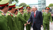 Phó Thủ tướng Thường trực Nguyễn Hòa Bình giao nhiệm vụ cho lực lượng Cảnh sát phòng chống tội phạm về môi trường