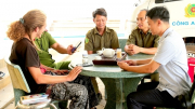 Vị khách tây đặc biệt đón Tết tại trụ sở công an xã