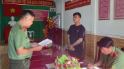 Bị khởi tố vì mang súng quân dụng đi "nói chuyện"