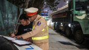 Cảnh sát tuần tra trong đêm xử lý xe quá tải
