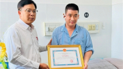Thăm hỏi, động viên Cảnh sát khu vực bị thương khi làm nhiệm vụ