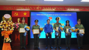 8 cán bộ Cục Quản lý xuất nhập cảnh được tặng Kỷ niệm chương "Vì thế hệ trẻ"