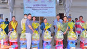 Công an Cà Mau phối hợp khám bệnh, tặng quà người dân khó khăn huyện Đầm Dơi