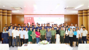 Công an tỉnh Sóc Trăng phối hợp tặng quà công nhân là đồng bào Khmer