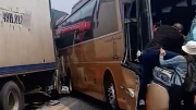 Xe tải, xe khách "dồn toa" trên cao tốc Nội Bài - Lào Cai, 3 người bị thương