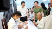 Cục An ninh chính trị nội bộ thăm khám, cấp phát thuốc, tặng quà người dân