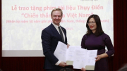 Sweden hands over historic documentary to Vietnam Film Institute on reunification day