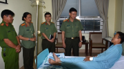 Thăm hỏi cán bộ Cảnh sát khu vực bị thương khi truy bắt tội phạm