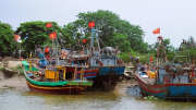 Cờ Tổ quốc tô điểm không gian làng biển tại Nghệ An