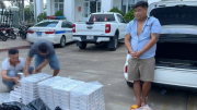 Tài xế vừa ra khỏi cao tốc thì bị bắt vì vận chuyển 2.980 gói thuốc lá lậu