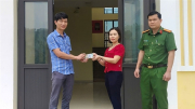Công an xã hỗ trợ trả lại tiền do người dân chuyển khoản nhầm