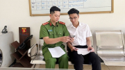 Công an tích cực hướng dẫn người dân đóng góp ý kiến về sửa đổi, bổ sung Hiến pháp 2013