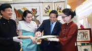 Thủ tướng Phạm Minh Chính và Thủ tướng Thái Lan thưởng lãm các sản phẩm thủ công