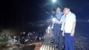 Hơn 1.000 người xuyên đêm tìm kiếm 2 nạn nhân mất tích do lũ cuốn