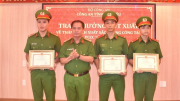 Khen thưởng tập thể, cá nhân có thành tích dập tắt vụ cháy trong bệnh viện