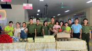 Thanh niên Cục Tổ chức cán bộ tặng quà cho các bệnh nhi nhân dịp 1/6
