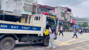 Hai học sinh được CSGT đưa tới điểm thi đúng giờ