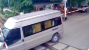 Xử phạt tài xế xe khách cố vượt đường ngang khi tàu sắp đến