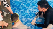 Giải cứu bé trai bị kẹt tay trong ống thoát nước tại bể bơi