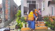 Công an tỉnh Quảng Nam túc trực chốt chặn, hướng dẫn giao thông tại các tuyến ngập lụt, sạt lở