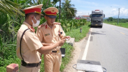 Công an Quảng Ngãi xử phạt nghiêm xe 3 đầu kéo, ô tô tải chở cát quá tải