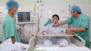 Bác sĩ chạy đua thời gian thực hiện cùng lúc 4 ca ghép tim, gan, giác mạc xuyên Việt
