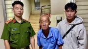 Công an xã chăm sóc cụ ông bị lẫn, đi lạc hơn 70km