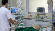 Liệt tứ chi sau khi tiêm thuốc giảm đau vai gáy ở phòng khám tư