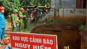Công an xã Mường Hoa di dời khẩn cấp người dân khỏi khu vực sạt lở nguy hiểm